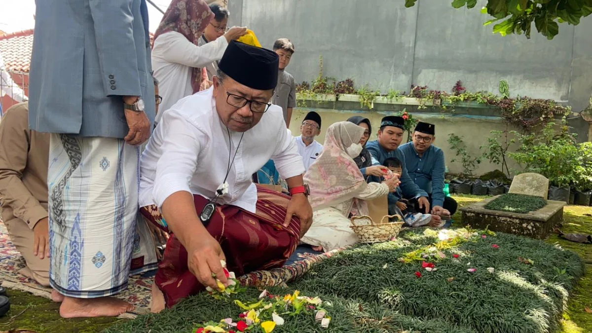 Bupati Cianjur Herman Suherman Isi Momen Idul Fitri dengan Ziarah ke Makam Orangtua