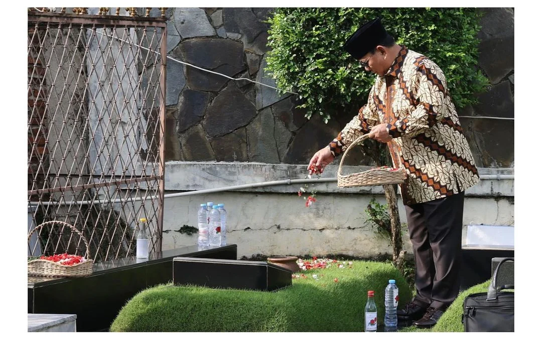 Momen Prabowo Subianto Ziarah ke Makam Ayah, Dibonceng Naik Motor