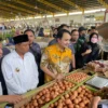 Stabilkan Harga Sembako, Wagub Jabar Uu dan Wamen Gelar Operasi Pasar di Soreang