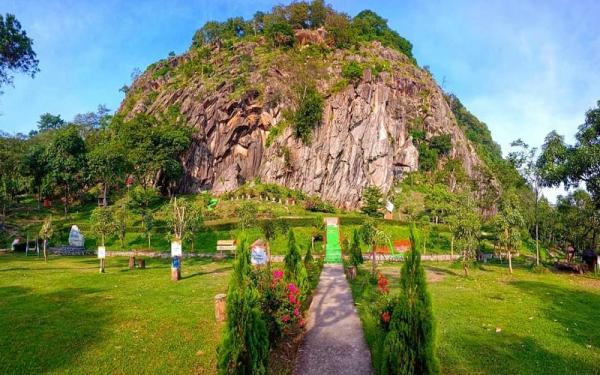 Taman Batu Lawang Cirebon Cocok Untuk Liburan Keluarga
