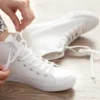 3 Tips Agar Sepatu Sneakers Putih Tetap Kinclong