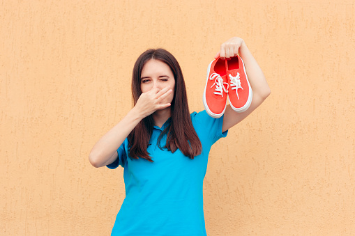 6 Cara Agar Sepatu Tidak Bau, Yang Kakinya Basah Wajib Tau!