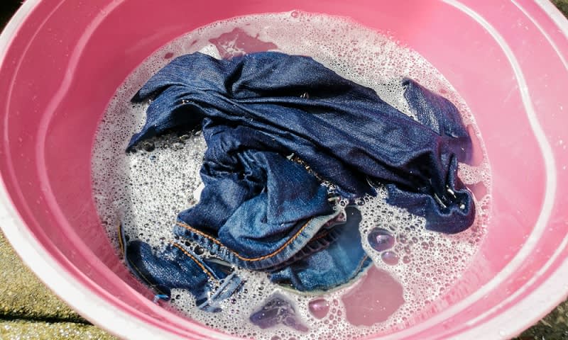 Hanya Direndam Jeans Kotor Bisa Bersih? Ini Dia Rahasianya