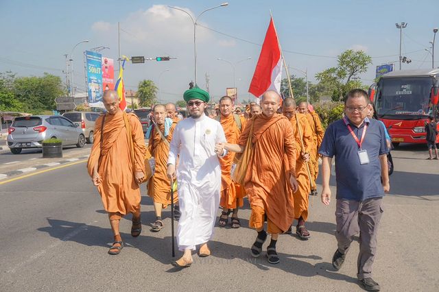 Puluhan Biksu Lanjutkan Jalan Kaki untuk Ritual Thudong ke Borobudur