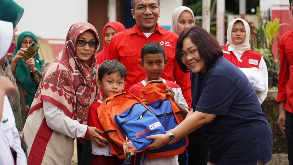 PMI Cianjur dan Yayasan Care Peduli Salurkan Bantuan 1.000 Paket Peralatan Sekolah Bagi Anak Penyintas Gempa
