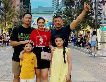 Keluarga Anang Hermasnyah Liburan ke Thailand