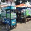 Dukung UMKM, YBM PLN Cianjur Bantu Gerobak untuk Pedagang Kaki Lima