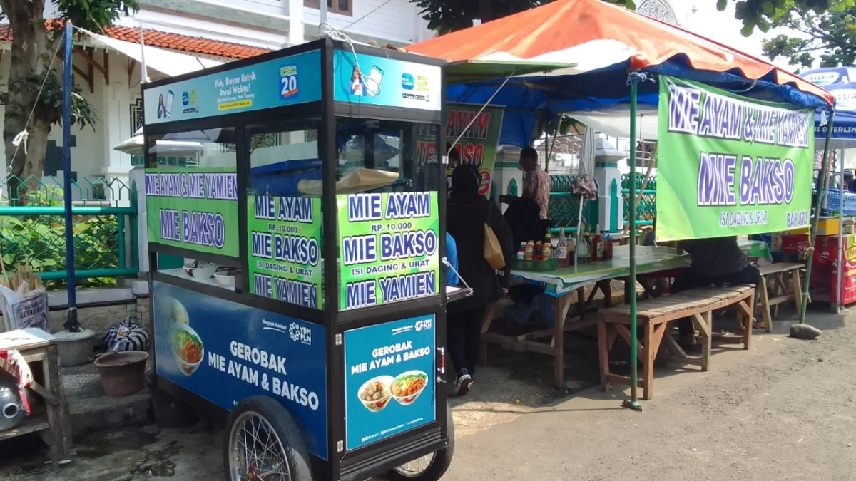 Dukung UMKM, YBM PLN Cianjur Bantu Gerobak untuk Pedagang Kaki Lima