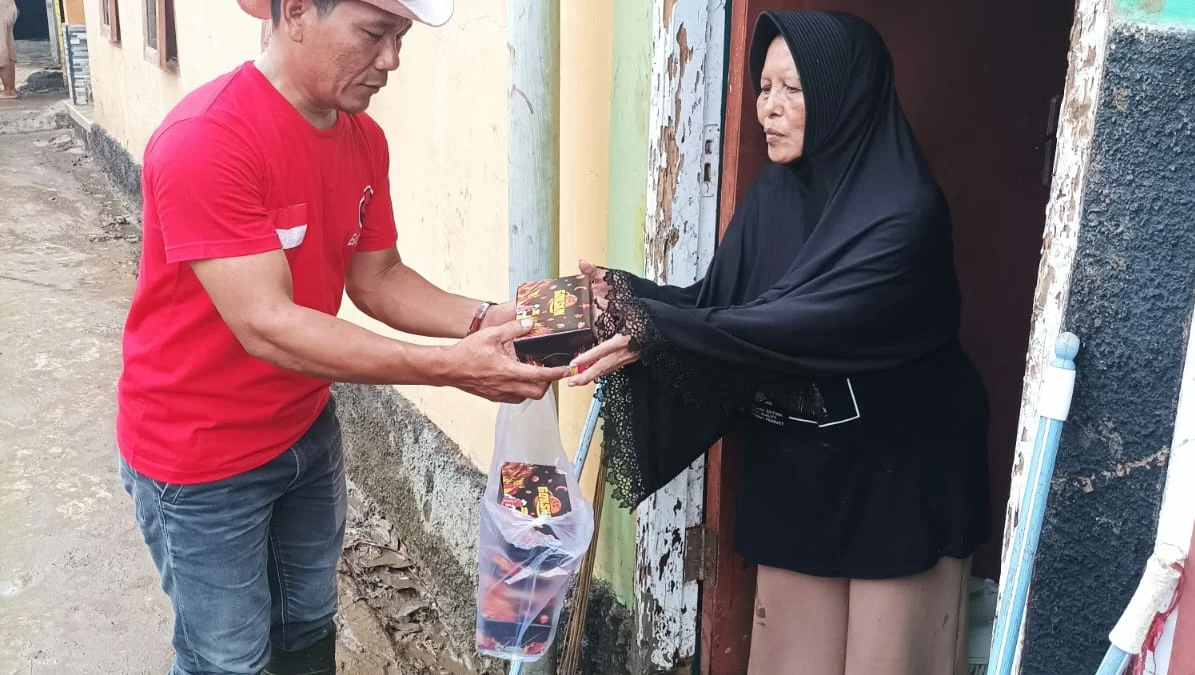 Baguna PDI Perjuangan Cianjur Bantu Korban Banjir di Ciranjang dan Bojongpicung