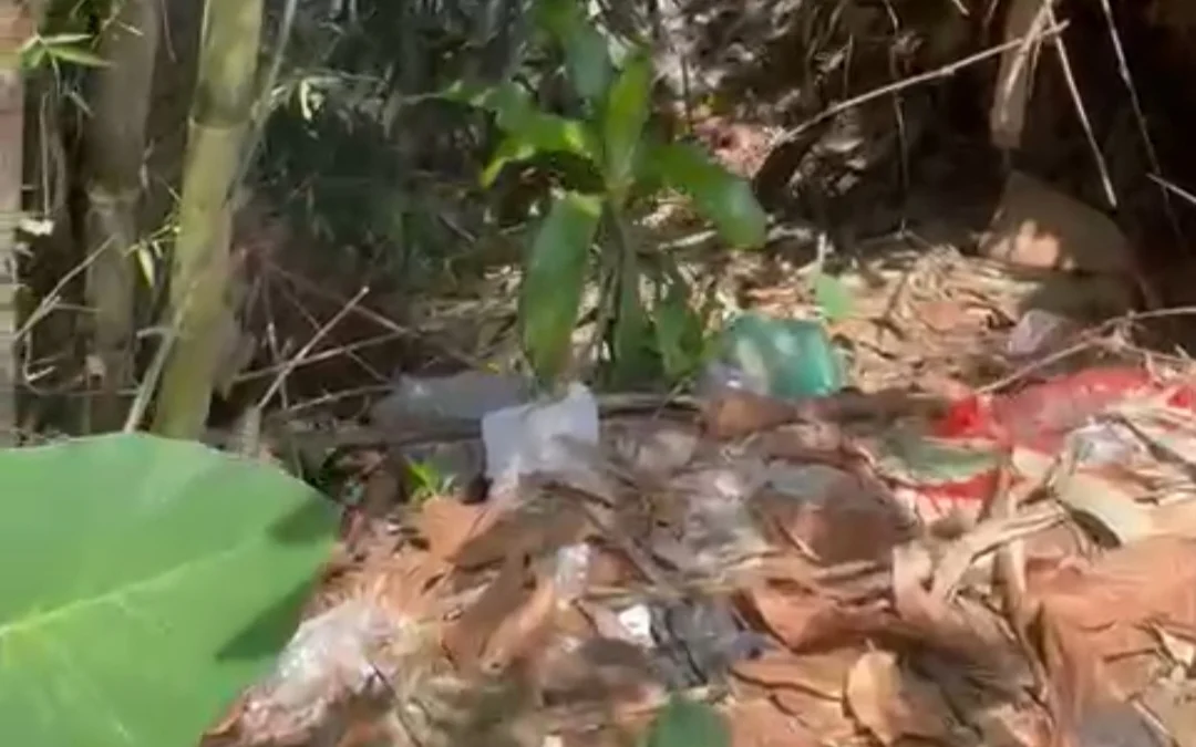 Warga Cianjur Keluhkan Tumpukan Sampah di Sungai Cibalagung. (dik)