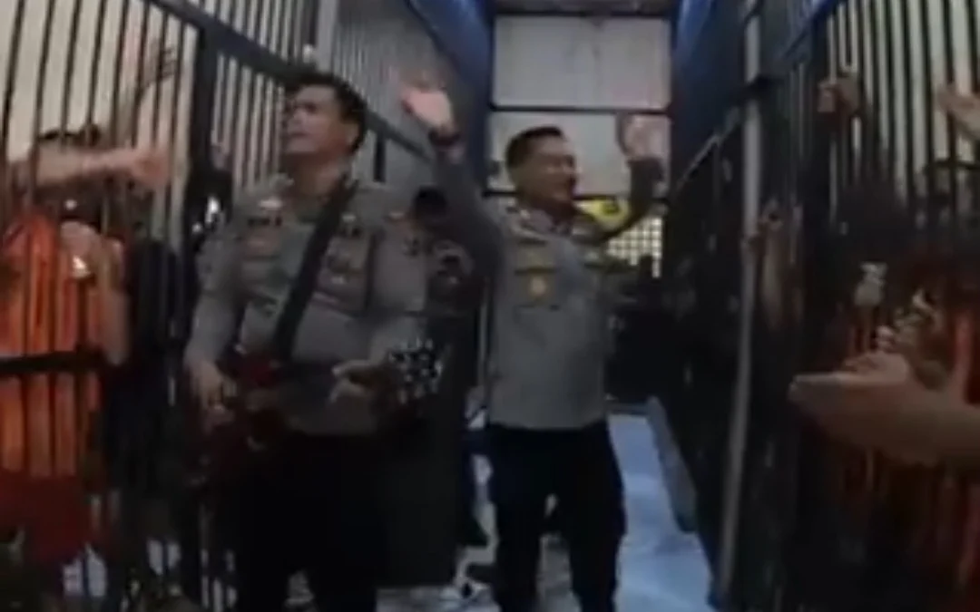 Sebuah video menunjukkan narapidana bernyanyi di sel tahanan bersama polisi.