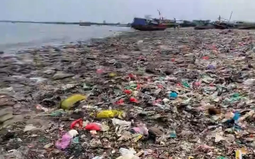 Ngeri Liat Pantai Terkotor Se-Indonesia di Teluk Pandeglang, Warganet: Mana Bupatinya?