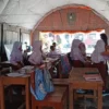Ribuan Siswa SD Korban Gempa Cianjur Masih Belajar di Tenda Darurat. (zan)