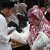 Jelang Puncak Haji, Uu Ruzhanul Beri Santunan Jemaah Lansia