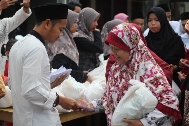 Jelang Puncak Haji, Uu Ruzhanul Beri Santunan Jemaah Lansia