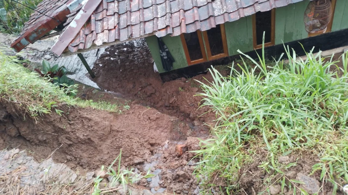 Dua Desa di Pagelaran Terkena Longsor Akibat Hujan Deras