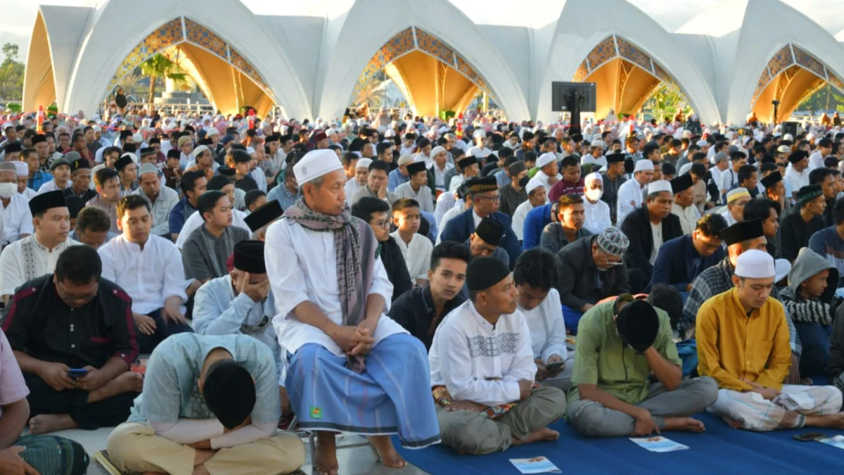 Ridwan Kamil Salat Id Bersama Ribuan Warga di Masjid Raya Al Jabbar