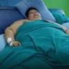 Evakuasi Pria Obesitas 300 Kg, Pintu Dijebol oleh Damkar