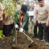 Wagub Uu Ruzhanul Mulai Menanam 1.000 Bibit Pohon