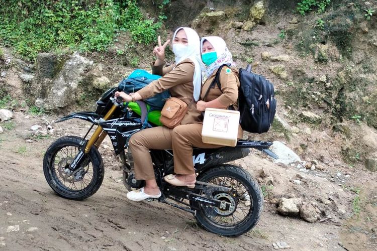 Bidan Naik Motor Trail Terabas Jalan Rusak di CIanjur