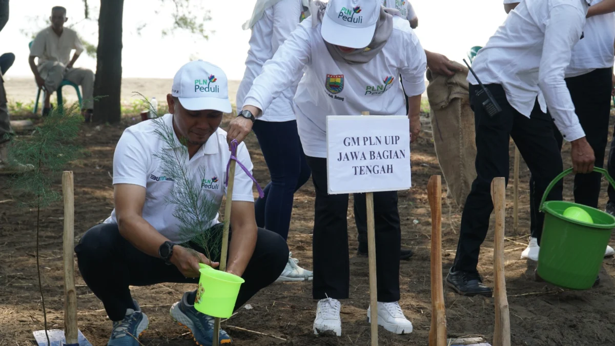 PLN Salurkan Bantuan 31.000 Pohon untuk Kabupaten Batang