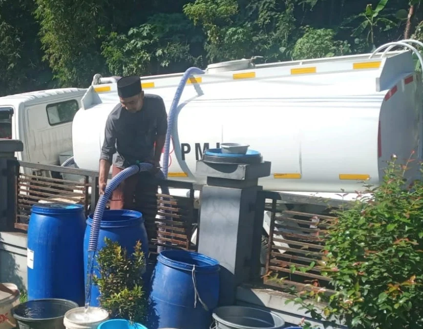 PMI Cianjur Siagakan Truk Tangki Air Bersih Antisipasi Kekeringan Saat Kemarau.