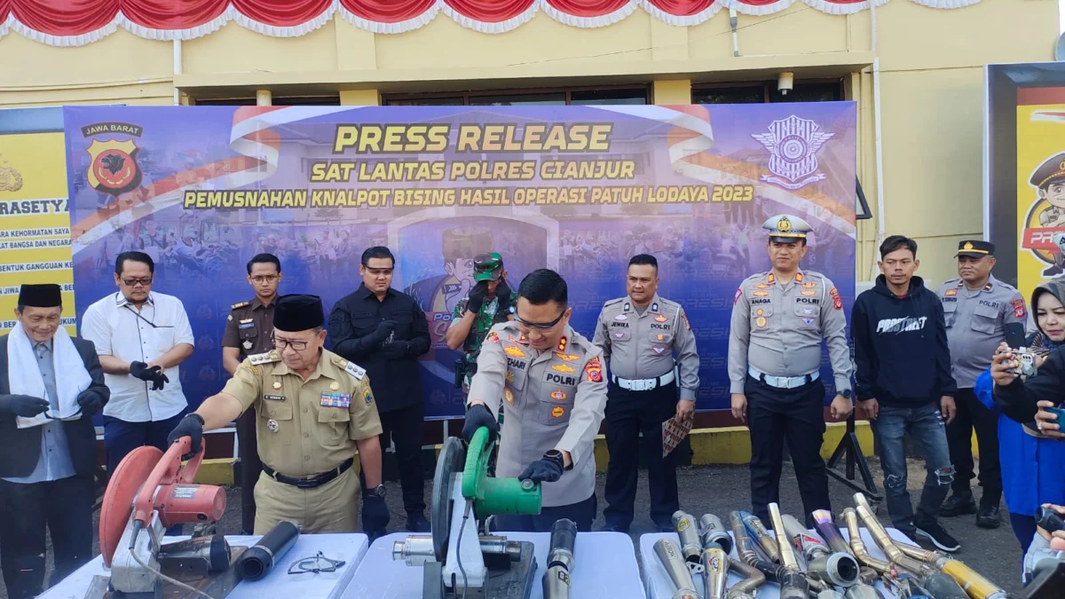 Polisi Musnahkan Ribuan Knalpot Brong Hasil Ops Patuh Lodaya 2023. (dik)