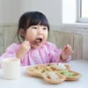 Anak Makan dengan Lahap