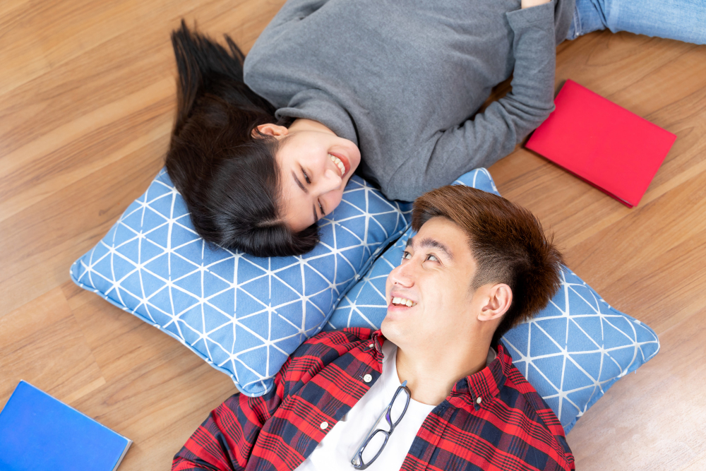 Manfaat Pillow Talk Pasangan Bisa Kamu Coba Sebelum Tidur