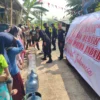 Sat Brimob Polda Jabar Distribusikan Air Bersih Ke Warga Purwakarta