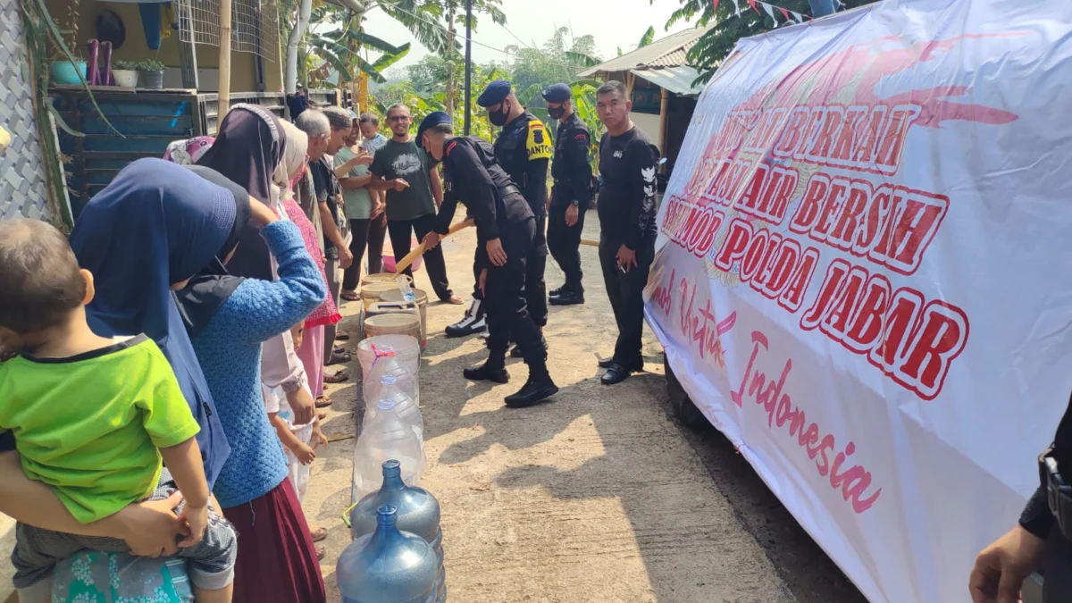 Sat Brimob Polda Jabar Distribusikan Air Bersih Ke Warga Purwakarta