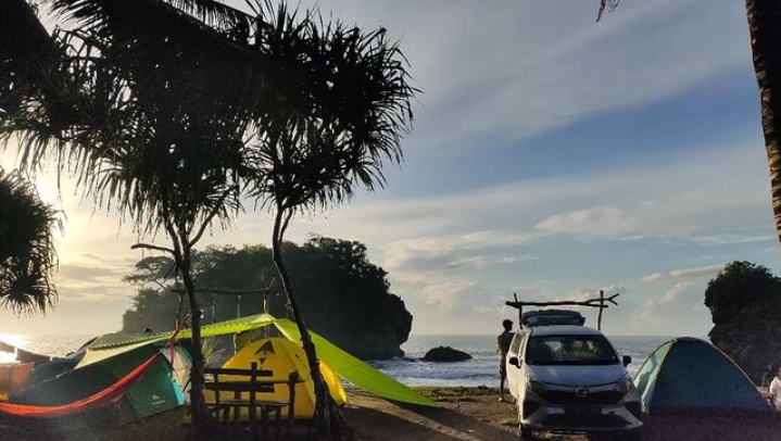 Rekomendasi Wisata Pantai Terpopuler di Pangandaran, Cocok untuk Camping!