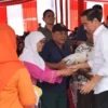 Presiden Jokowi Serahkan Bantuan Pangan Beras untuk Masyarakat Selama Tiga Bulan