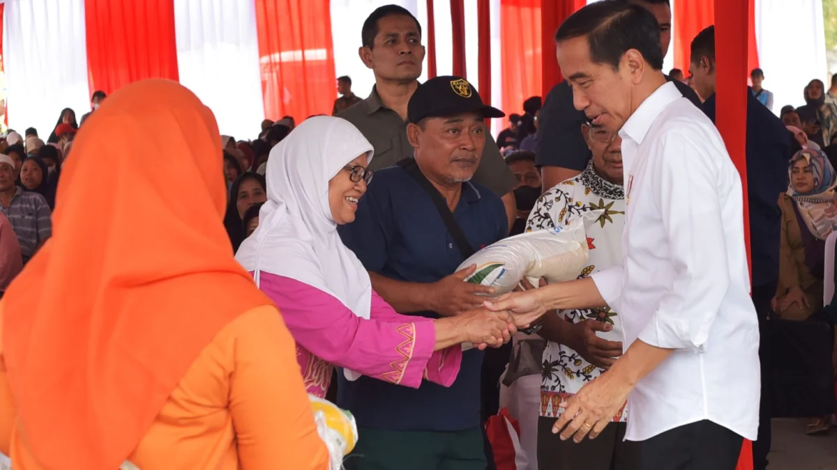 Presiden Jokowi Serahkan Bantuan Pangan Beras untuk Masyarakat Selama Tiga Bulan