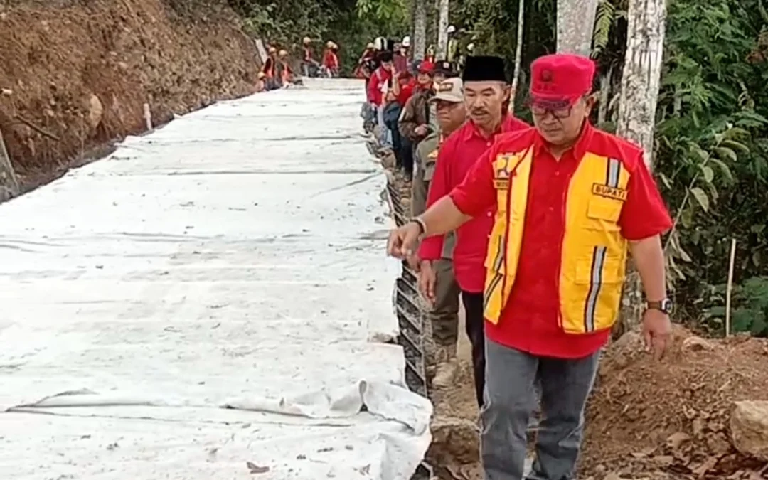 Tinjau Pembangunan Jalan Beton Bayuning-Londok, Bupati Cianjur: Mudah-mudahan Selesai Akhir tahun