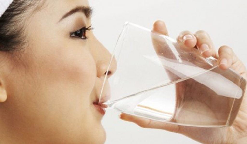 6 Khasiat Minum Air Hangat untuk Kesehatan Kulit, Membuat Kulit Lebih Sehat !