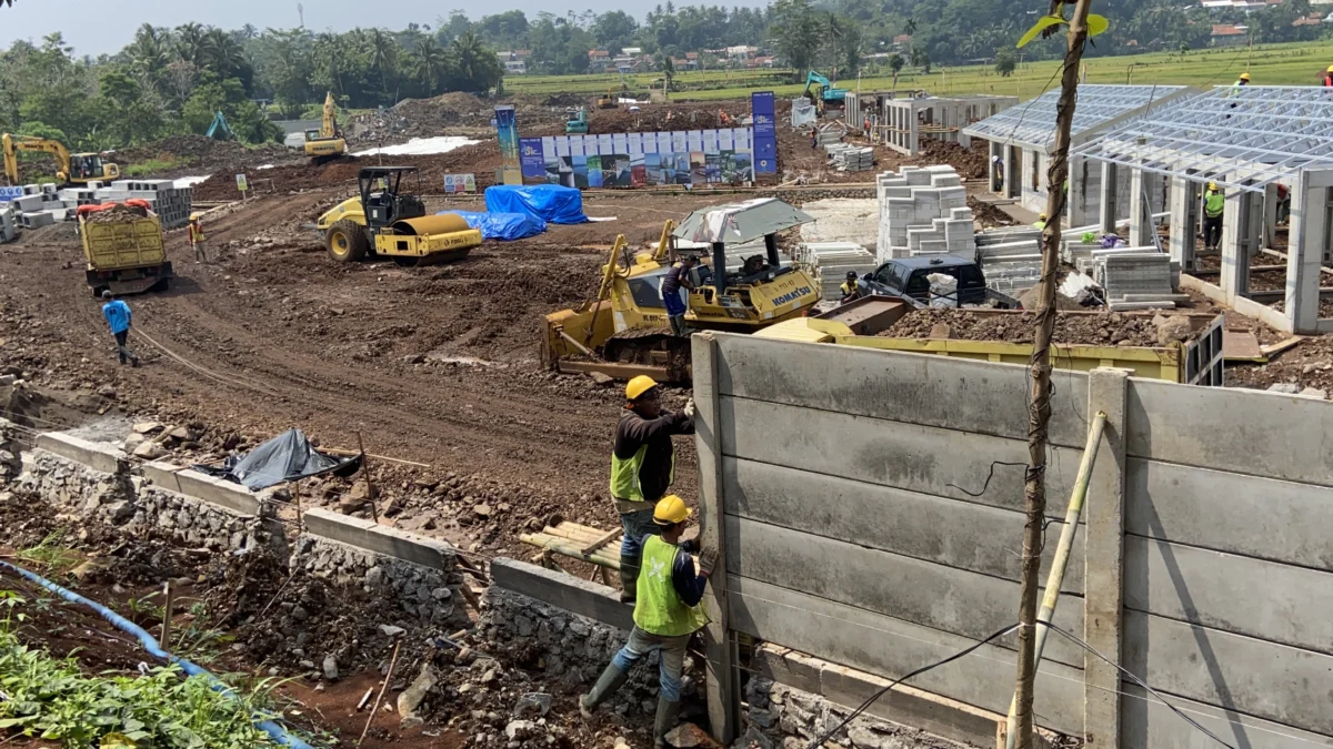 Pembangunan Huntap Relokasi Tahap 3 Korban Gempa di Babakankaret Cianjur Digeber Agar Selesai Akhir Tahun.(Rikzan RA/Cianjur Eskpres)