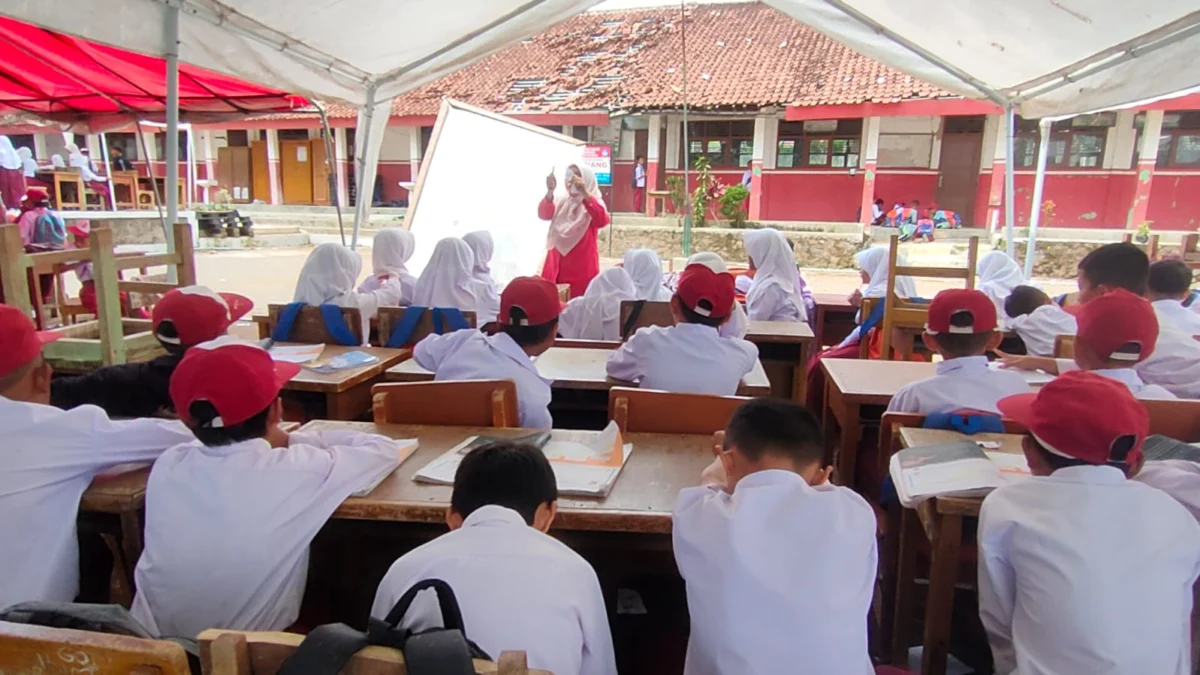 Setahun Gempa Cianjur, Siswa SD Negeri Citamiang Pacet Masih Belajar di Tenda