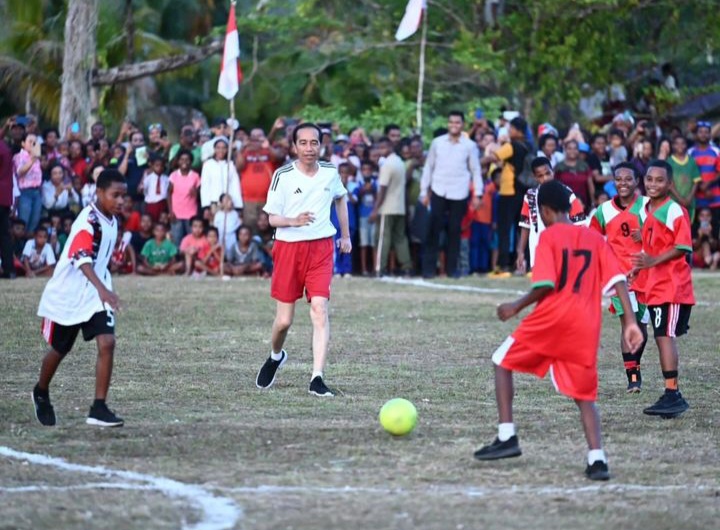 Jokowi bermain sepak bola