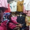Ida (53) Pedagang Pakaian Pasar Cipanas