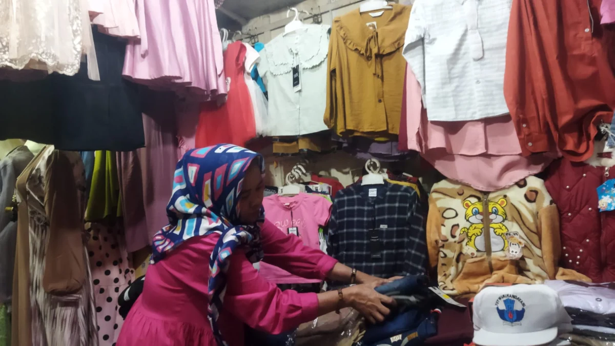 Ida (53) Pedagang Pakaian Pasar Cipanas