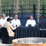 Hari Keempat Kunjungi Kaltim, Jokowi Bincang Santai dengan Para Menteri di IKN