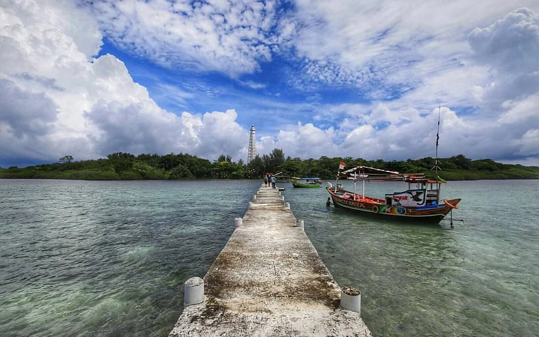 Suasana Pulau Biawak Indramayu. Pengunjung bisa menikmati keindahan alamnya, sekaligus wisata ziarah.