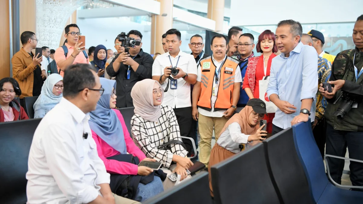 Pj Gubernur Jawa Barat Bey Machmudin bersama Menteri Perhubungan menyapa calon penumpang di Bandara Kertajati.