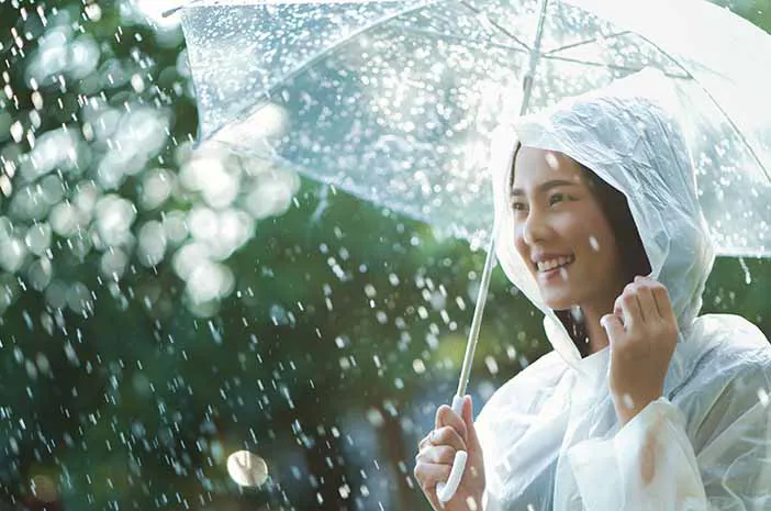 8 Tips Menjaga Kesehatan Tubuh di Musim Hujan