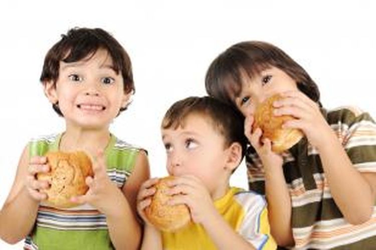 Dampak Negatif Mengonsumsi Junk Food Secara Berlebihan Pada Anak