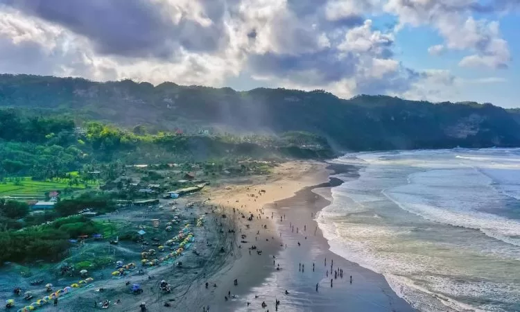 Pesona keindahan Pantai Parangtritis yang Menyimpan Legenda Mistis