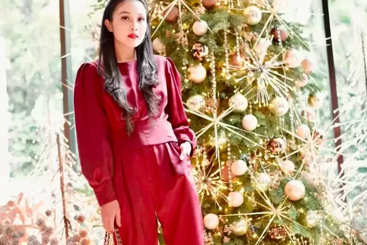 Gemparkan Warganet! Sandra Dewi Rayakan Natal dengan Pohon Hidup dari AS