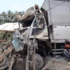 BREAKING NEWS: Diduga Rem Blong, Truk Tabrak Ruko dan Motor di Gekbrong Cianjur