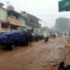 Diguyur Hujan Deras, Air Meluap ke Jalan, Seorang Pengendara Motor Terseret Arus di Cianjur